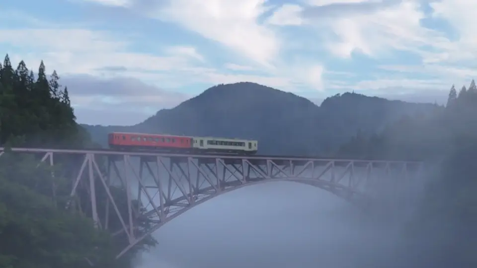 鉄橋を渡る列車の空撮