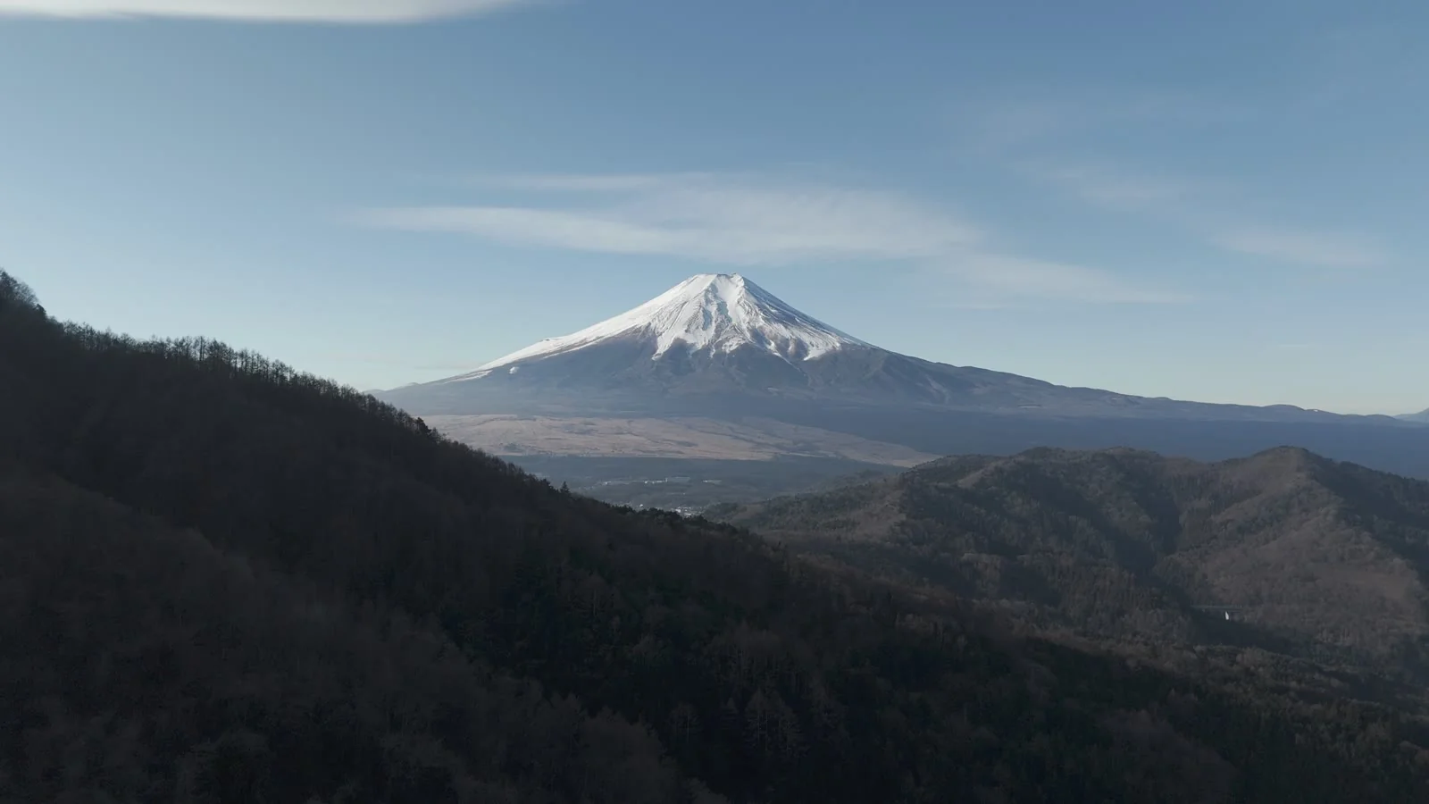 富士山を望む冬の稜線の空撮