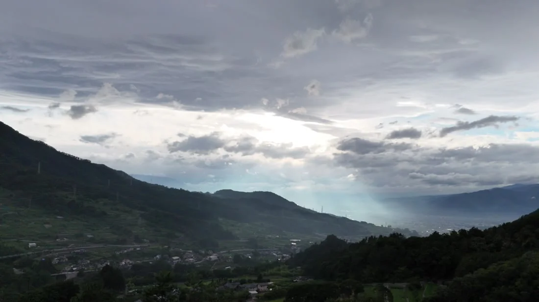 夕暮れの山あいの空撮